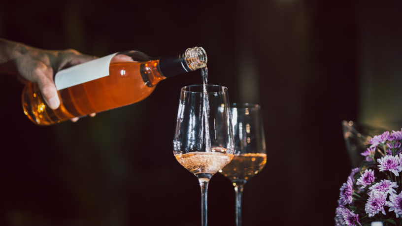 Degustar vinhos é uma arte: Kelsem Ricardo Rios Lima ensina como identificar aromas, notas e sensações únicas.