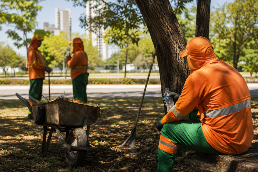 Trabalhadores da limpeza urbana atuam em área pública de Palmas durante período de calor intenso