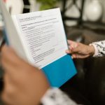 Pessoa analisa um formulário de autorização de crédito sobre uma mesa em um ambiente de escritório.