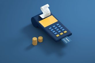 Terminal de pagamento azul ao lado de um recibo e moedas douradas sobre fundo azul.