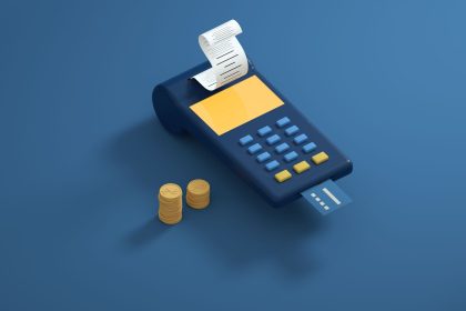 Terminal de pagamento azul ao lado de um recibo e moedas douradas sobre fundo azul.